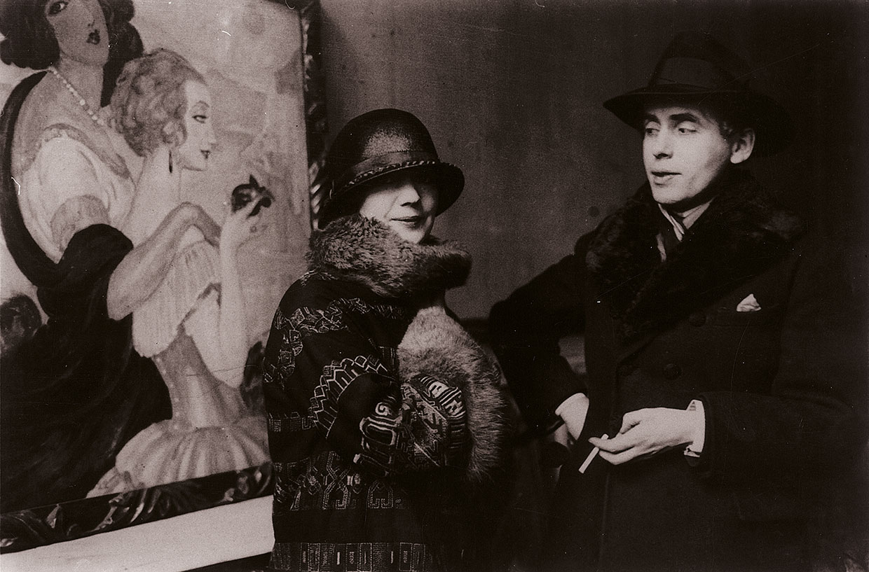 Gerda-and-Einar-Wegener-in-front-of-Gerda’s-painting-Sur-la-route-dAnacapri-during-the-exhibition-in-Ole-Haslunds-Hus1924.-Photo-The-Royal-Library-Denmark