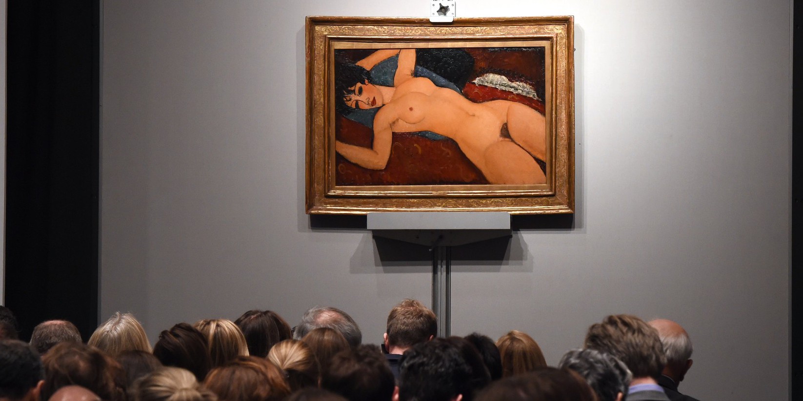 Crowds sit in front of Amedeo Modigliani's 