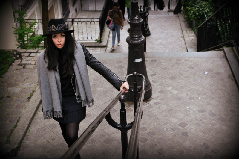 rocaille-lisa-wearing-hat-montmartre-paris